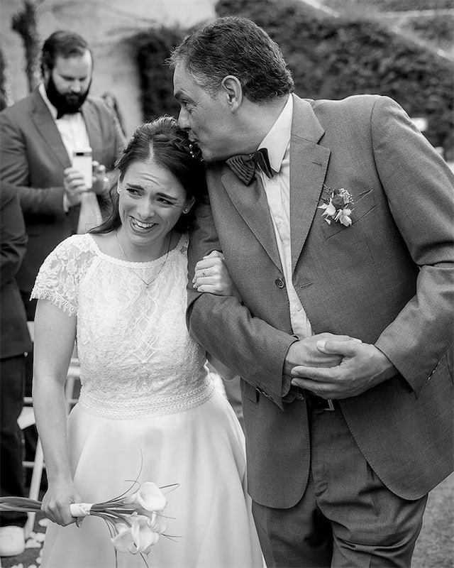 Novia entrando con su padre a la ceremonia - fotógrafo de bodas en Barcelona