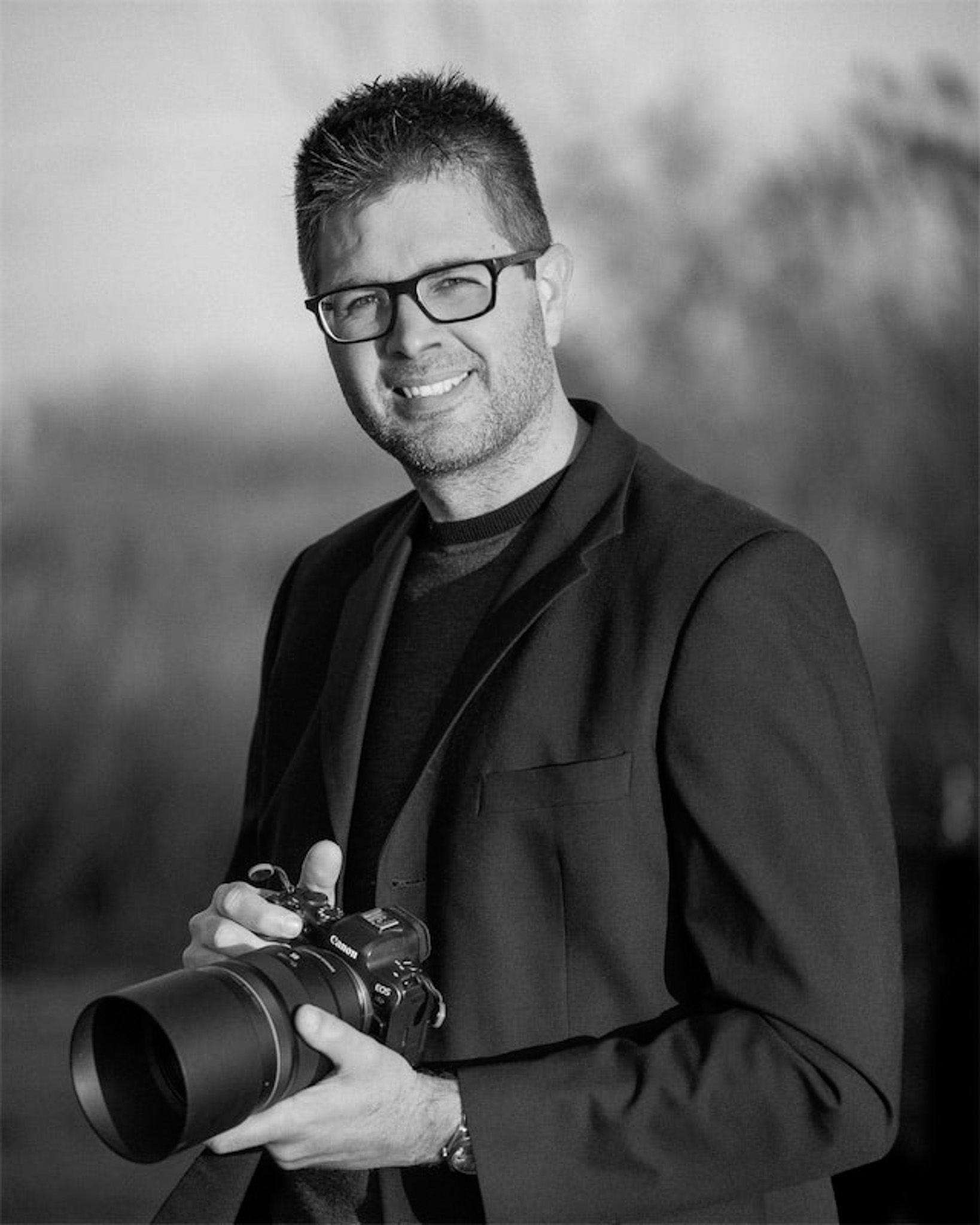 Tomas Hueso fotografía profesional bodas en Valencia bien vestido con traje de chaqueta
