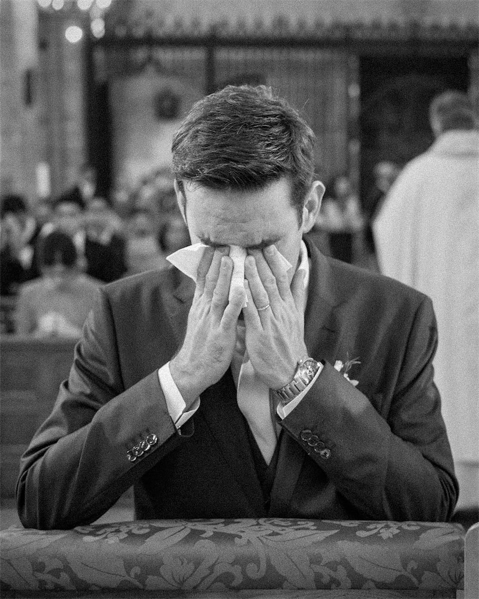 Novio emocionado durante la ceremonia religiosa en una boda en Valencia