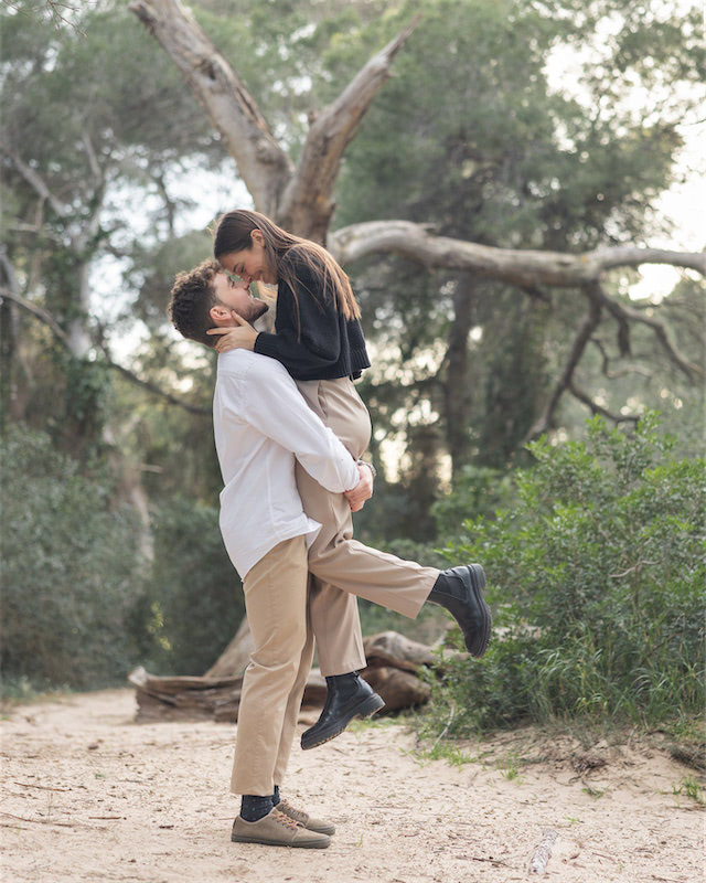 novio levantando a la novia en preboda en la albufera de Valencia