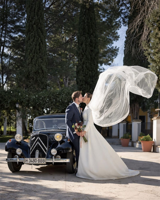 fotografo de bodas en valencia velo en el aire junto a coche clásico