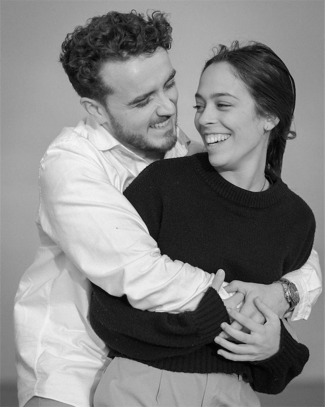Novios abrazados durante sesion de fotos de preboda en la albufera