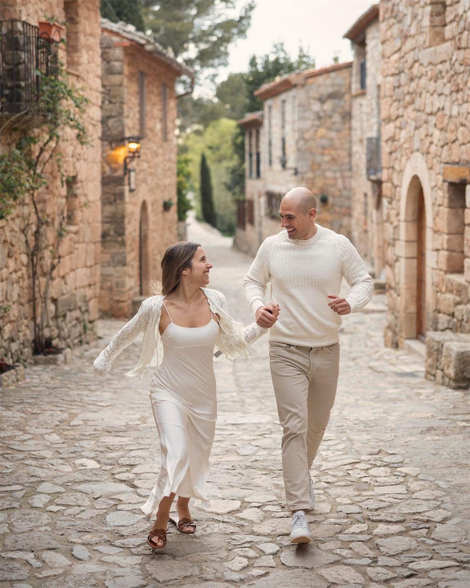 sesión de preboda corriendo por la calle