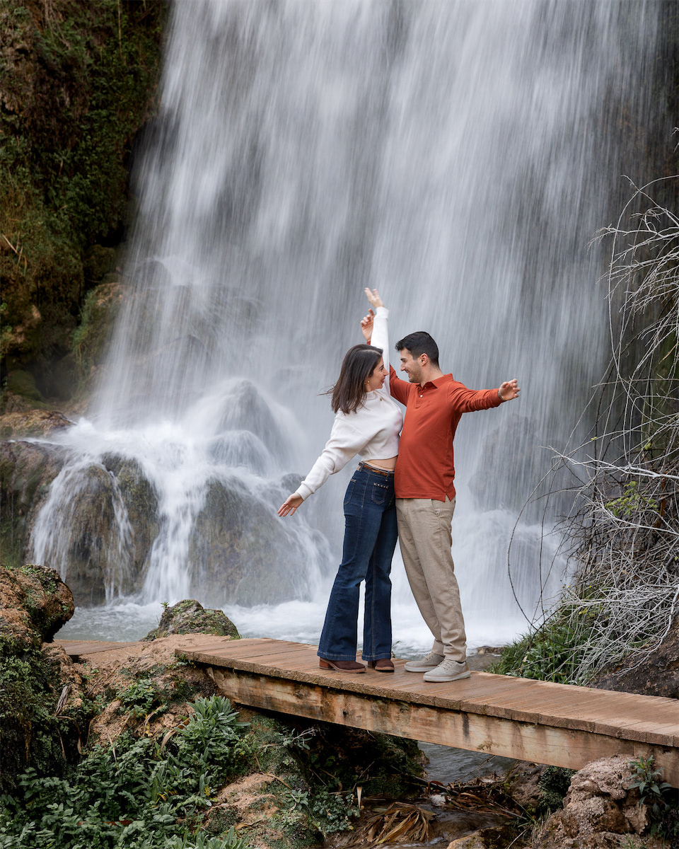 Novios frente a una cascada