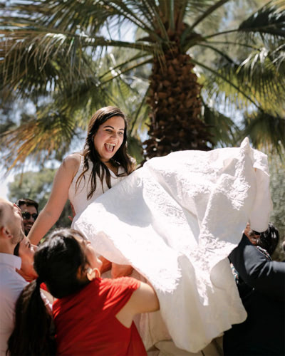 Novia siendo manteada por los amigos durante el coctel