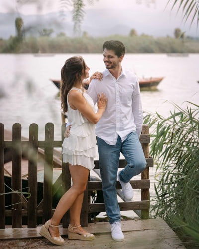 novios posando frente a las barcas de Cullera